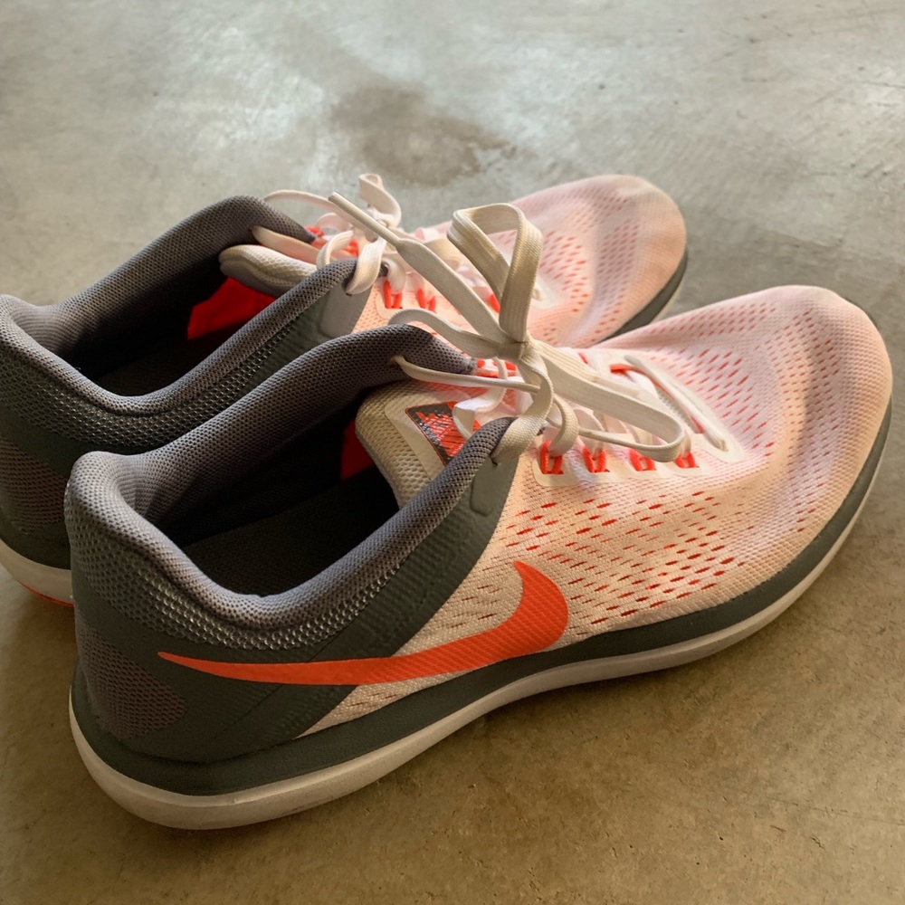 Nice and comfortable women’s Nike running shoes!